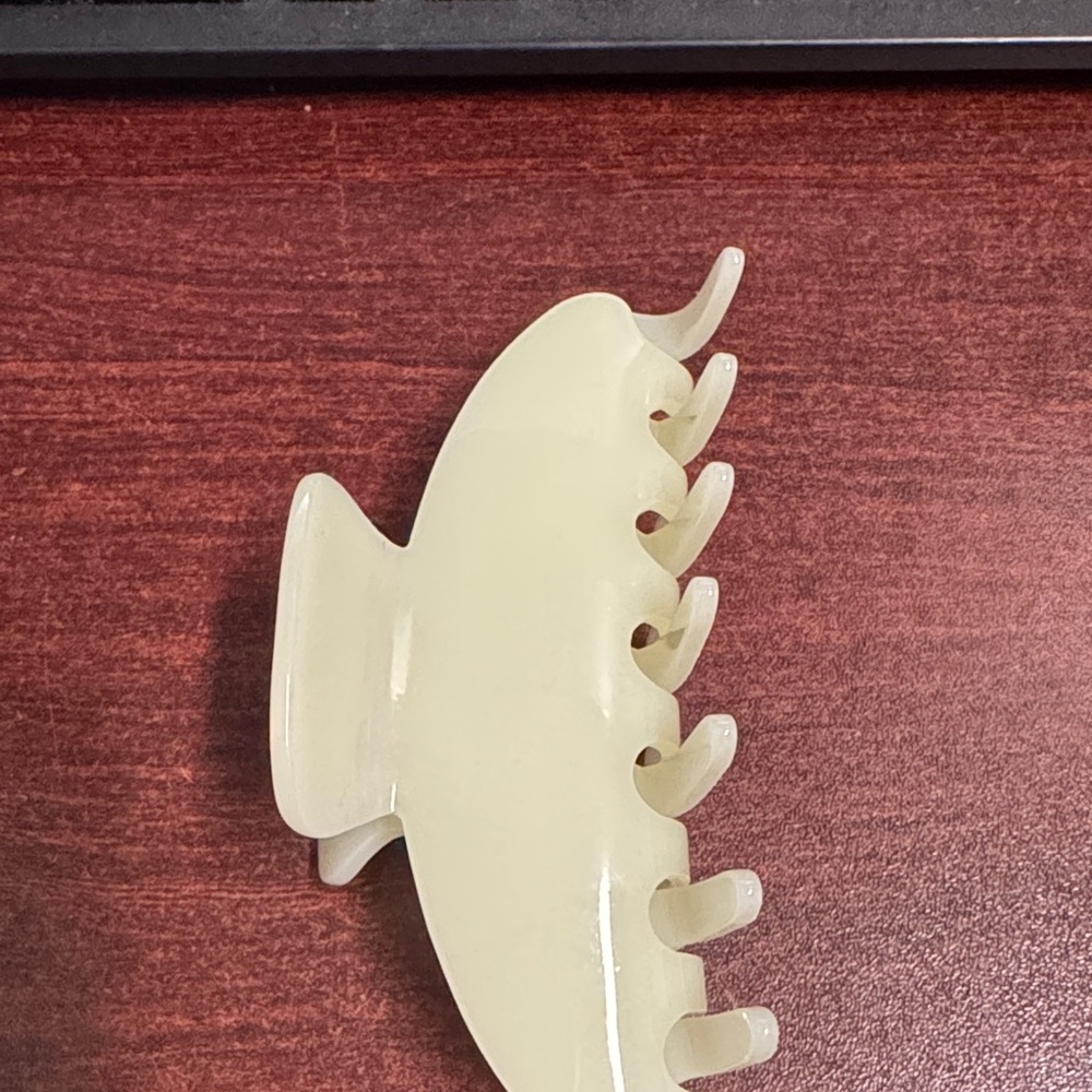 Emi Jay big effing claw clip melon color (light green)